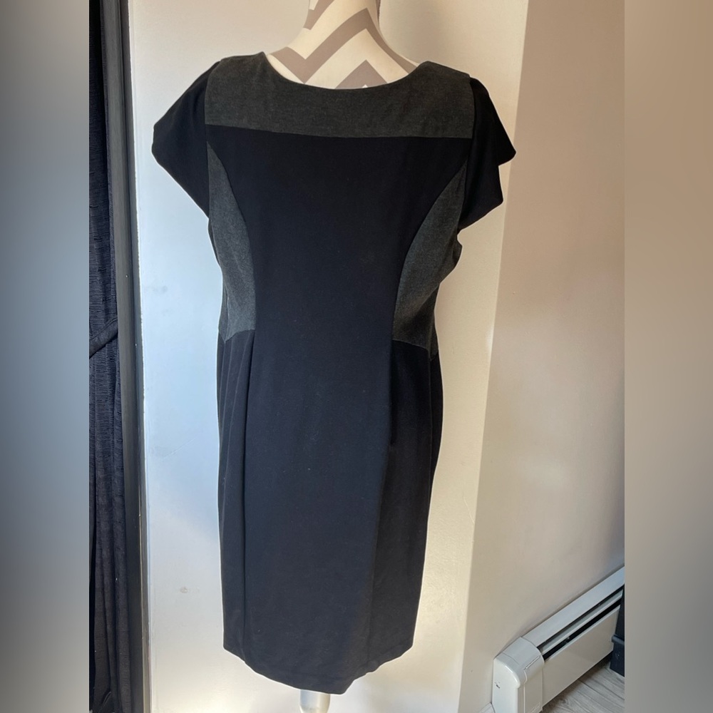 Colorblock Sheath Dress - Picture 4 of 10